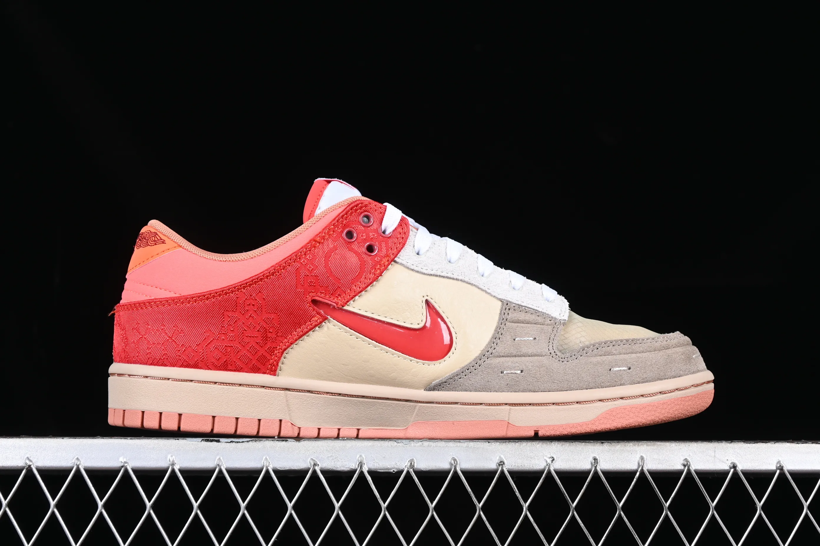 All Categories Nk SB Dunk Series Nk SB Dunk Low Low-top sneakers Clot x Dunk Low "What The" joint model Yuanyang color SB low-top casual sneakers FN0316-999